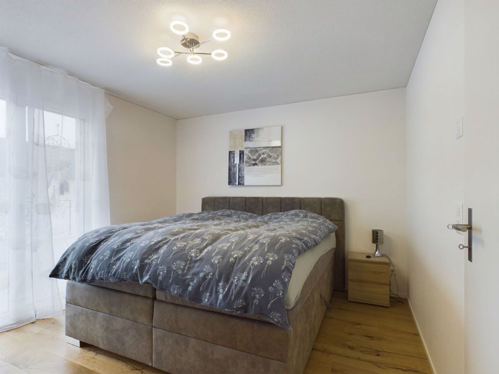 Neuwertige Attikawohnung mit 152 m² Terrasse, Privatlift und Whirlpool - Bild 12