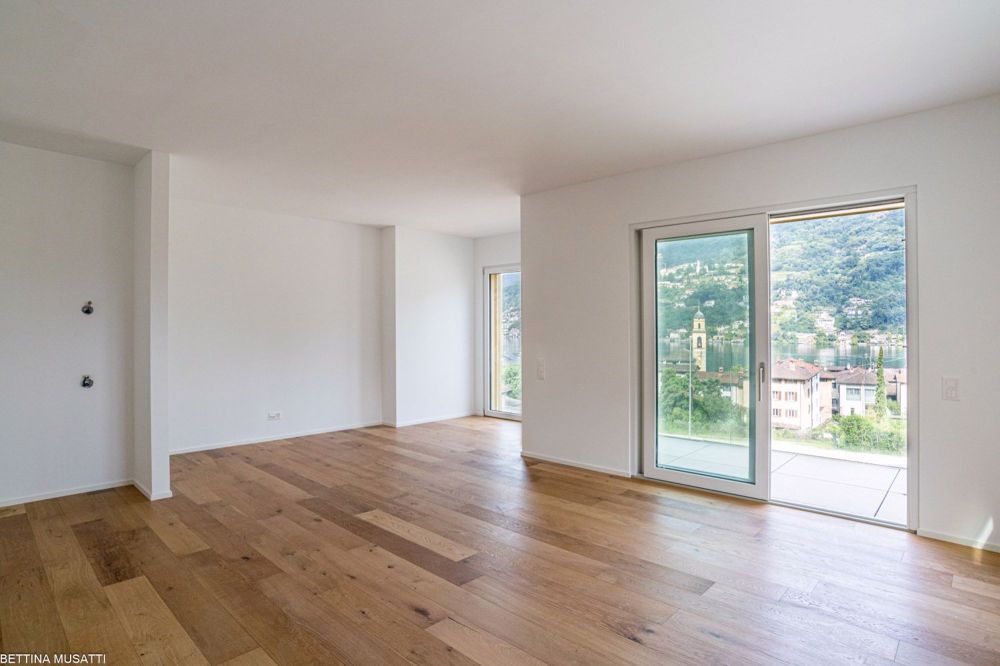 BRUSINO ARSIZIO – DACHGESCHOSS MIT SEEBLICK, CHARME, PRIVATSPHÄRE UND MÖGLICHKEIT EINES PRIVATEN GARTENS - Bild 2