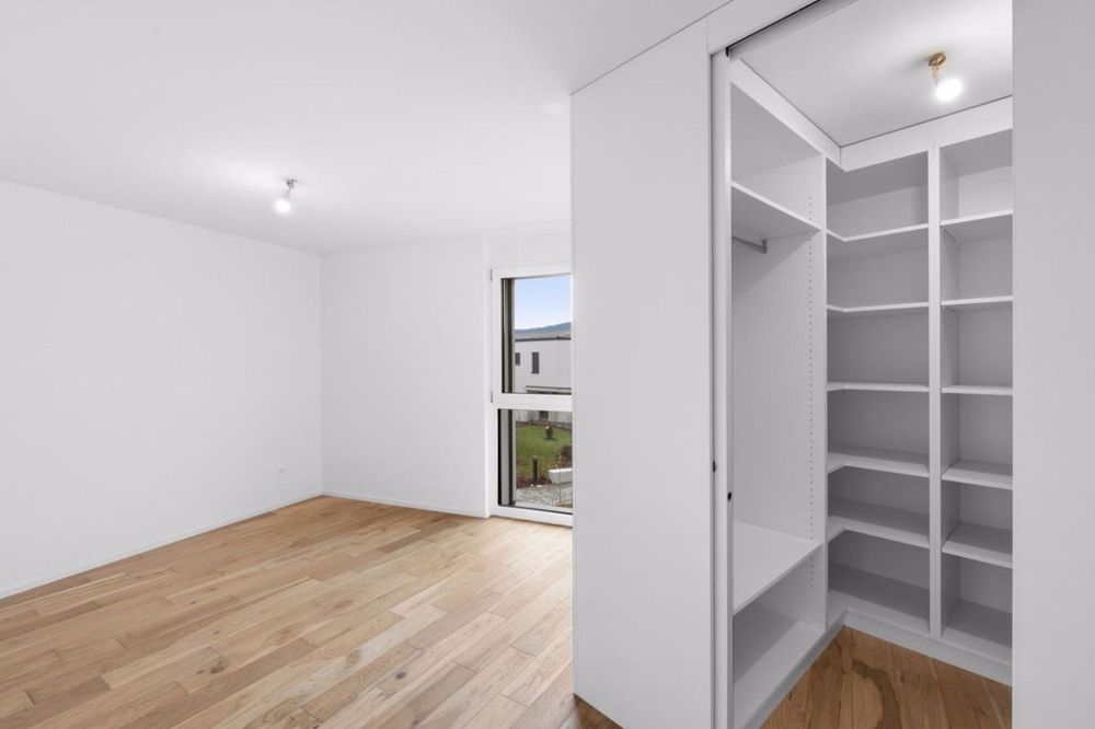 Entdecken Sie eine außergewöhnliche Wohnung, die Komfort, Raum und atemberaubende Aussicht auf die Alpen bietet. - Bild 9