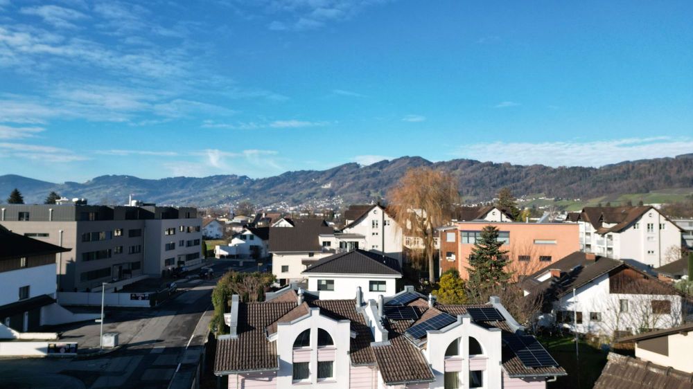 Weitsicht aus sonniger 3.5 Zimmer Attika Wohnung mit Dachterrasse - Bild 6
