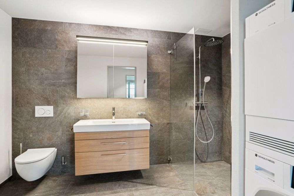 NEUBAU: 2.5 Zimmer-Wohnung im Erdgeschoss - Nasszelle mit Dusche und Waschturm