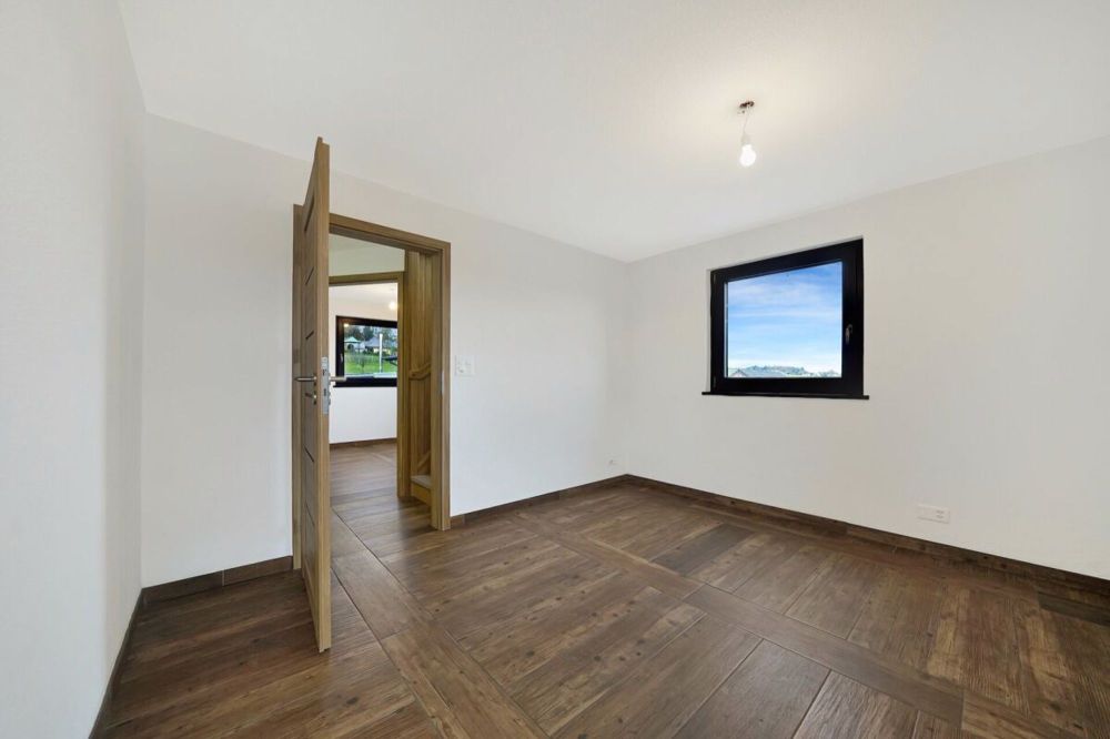 Neuwertiges Doppeleinfamilienhaus mit Einliegerwohnung und grossem Carport - Bild 9