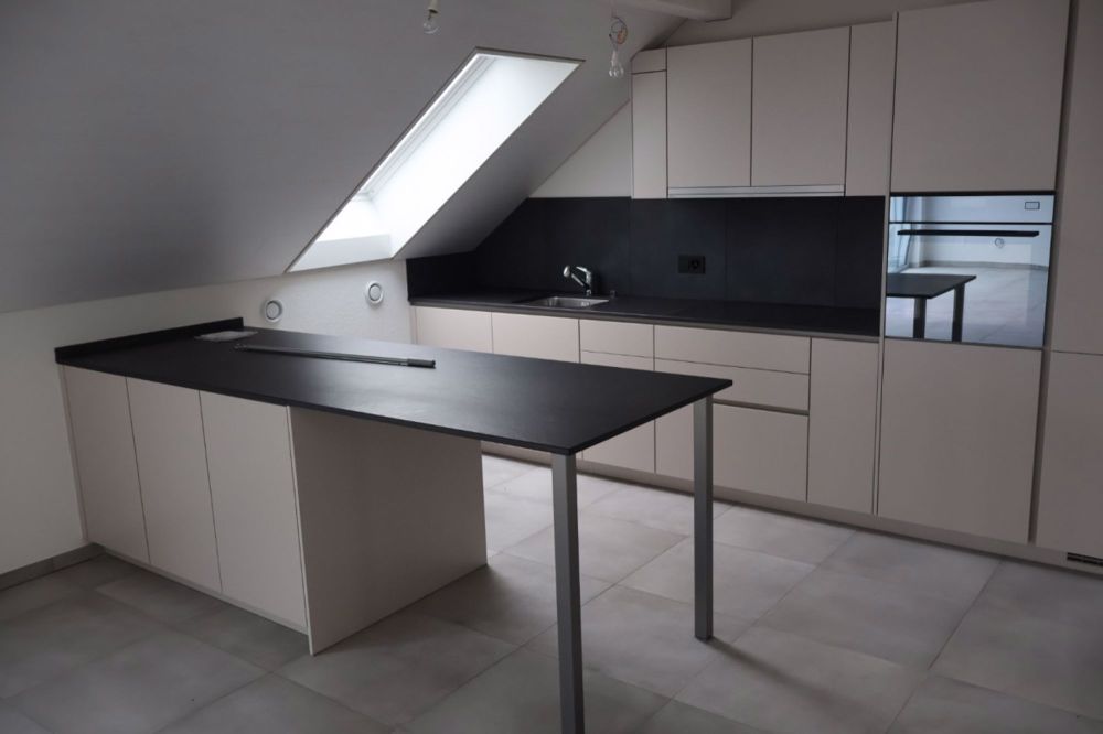 Dachgeschoß - Wohnung (5.5 Zimmer) in ruhiger Lage und im Herzen des Dorfes - Courrendlin - Bild 1