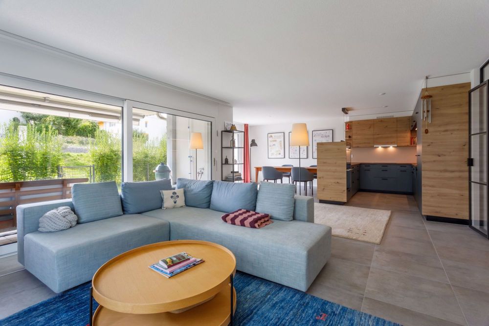 Moderne 3.5-Zimmer-Wohnung mit Garten in Ins - Bild 2