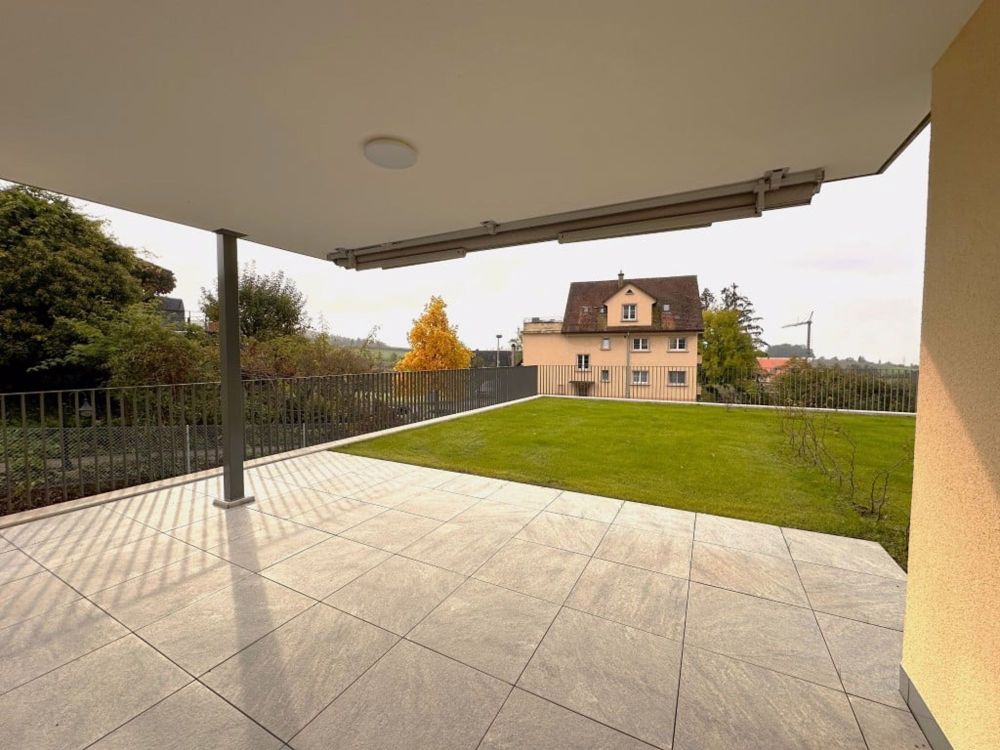 4.5-Zimmer-Gartenwohnung an sonniger Lage - Sitzplatz mit Gartenanteil