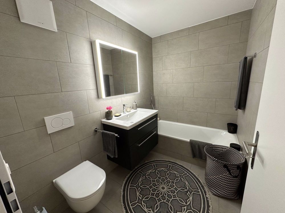 Neubau 4.5-Zimmer-Wohnung mit 45 m² Balkon, sofort bezugsbereit - Bild 5