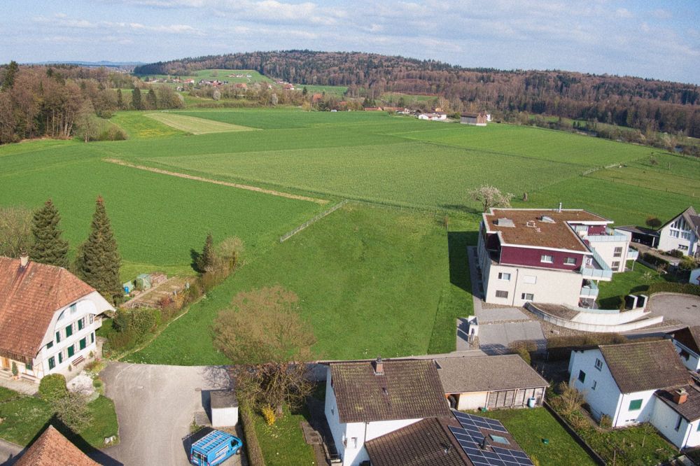 Verkehrsfreies, ruhiges Wohnen im Grünen - Inkl. Einstellhalle, Gartenparzelle und PV Anlage - Bild 5