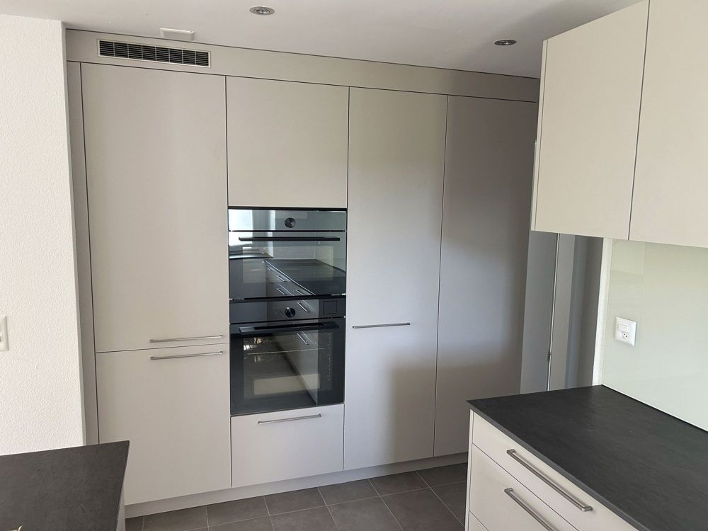 Erstvermietung: Hochwertig sanierte 3-Zimmer-Wohnung mit Garten, Sitzplätzen & Carport in Rüttenen (SO) - Küche_2