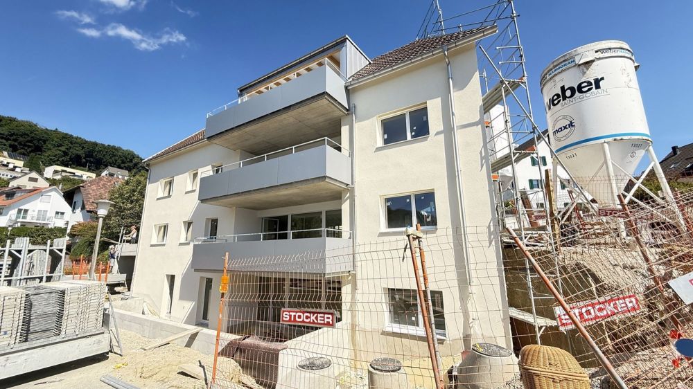 Erstvermietung Moderne 2,5-Zimmerwohnung mit grossem Sitzplatz - Haus A