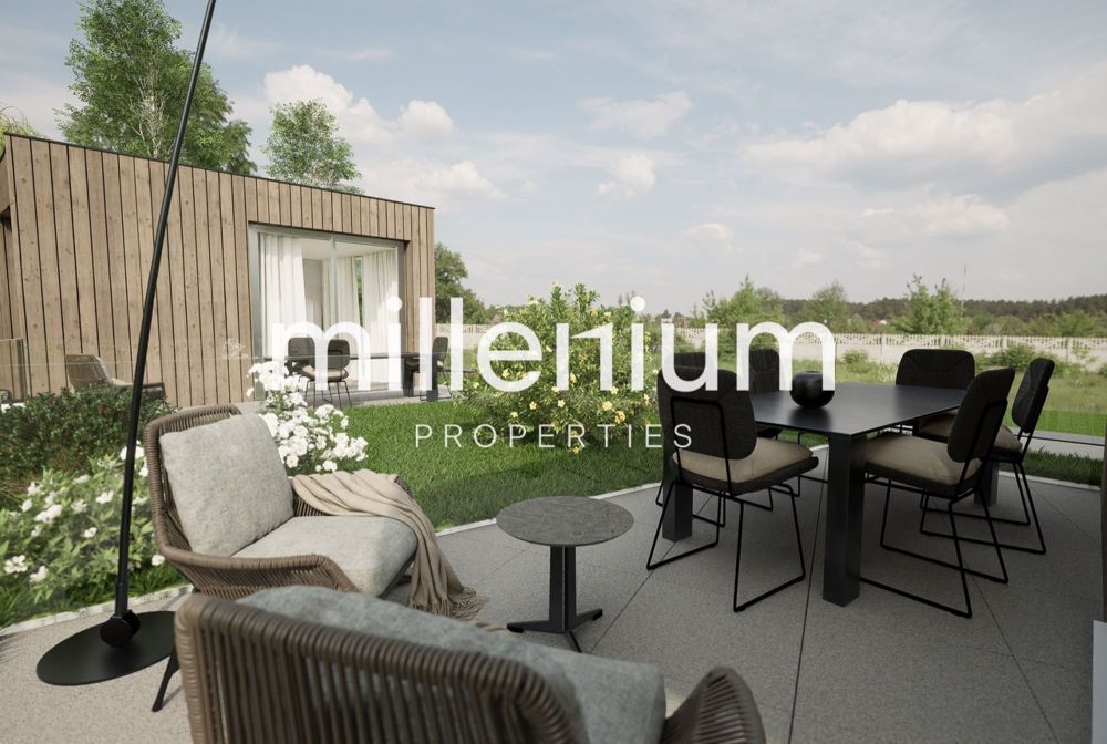 Projet STIERLIN - Villa F - un petit patio avec une table et des chaises devant une maison moderne / a small patio with a table and chairs in front of a modern house