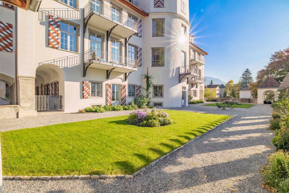 Exklusive Gartenresidenz in Zizers: Wohnen im historischen Schloss - Bild 1