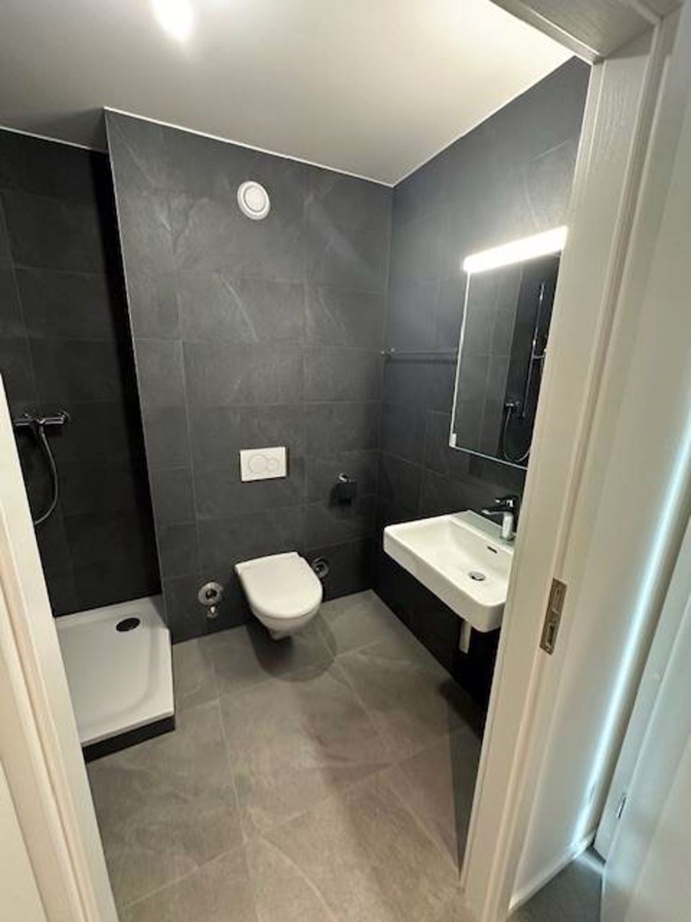 Wohnung 2.5 Zimmer neu, Balkon und innenliegender Parkplatz - salle de bains