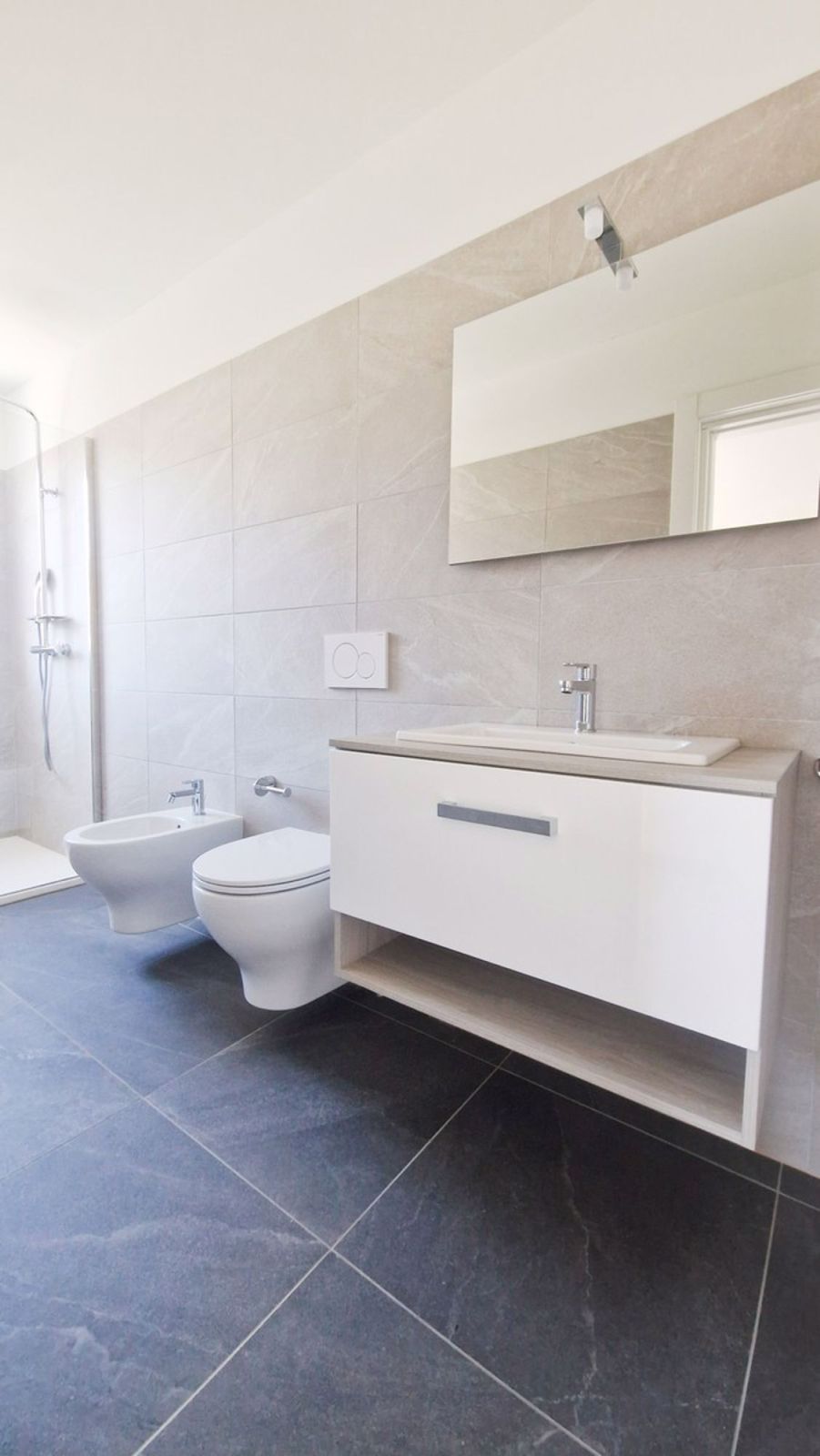 Neue 2,5-Zimmer-Wohnung mit überdachtem Balkon und freier Aussicht - Bild 6