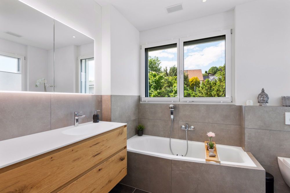 Exklusive Wohnperle mit atemberaubender Panoramasicht, vielseitigem Ra - Elegante Badezimmer-Oasen