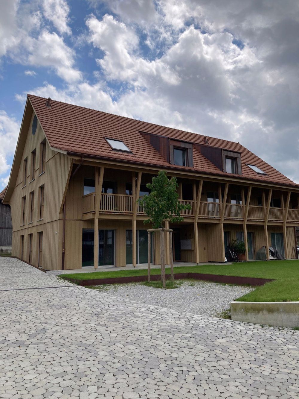 Letzte Neubauwohnung im best. Holzhaus im Herzen des Berner Seelandes - Bild 1