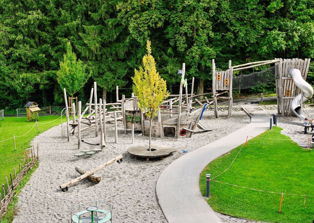 6-Zimmer-Haus mit Wohlfühlcharakter - Häuser am Fähriweg, Buchrain - Der Abenteuerspielplatz Waldoase mit eigener Grillstelle begeistert Gross und Klein