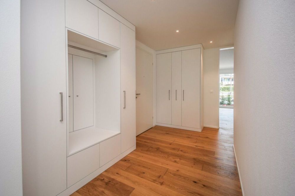 Moderne 4.5-Zimmer-Garten-Wohnung mit grosszügigem Umschwung - Eingangsbereich