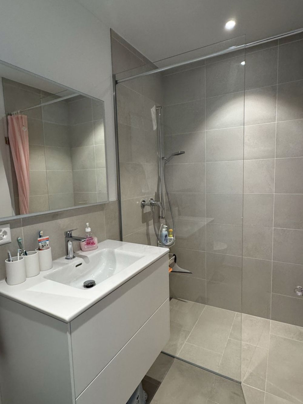 Sehr grosszügiges Haus mit 7.5 Zimmer und über 200m2 Nettowohnfläche - Dusche 2.OG