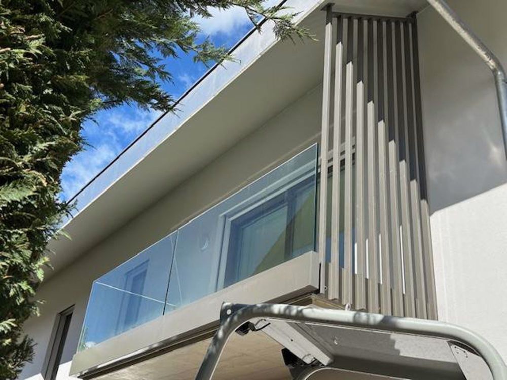Wohnung 2.5 Zimmer neu, Balkon und innenliegender Parkplatz - balcon