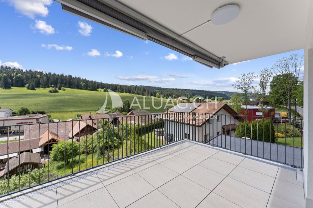 ATTRAKTIVE 4.5 ZIMMER IM JURAPARADIES - Überdachter Balkon mit viel Platz zum Verweilen ideal für entspannte Stunden im Freien