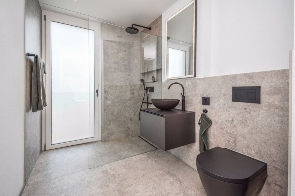 Luxuriöse 4.5-Zimmer-Attikawohnung mit idyllischem Blick ins Grüne - Gäste-Bad