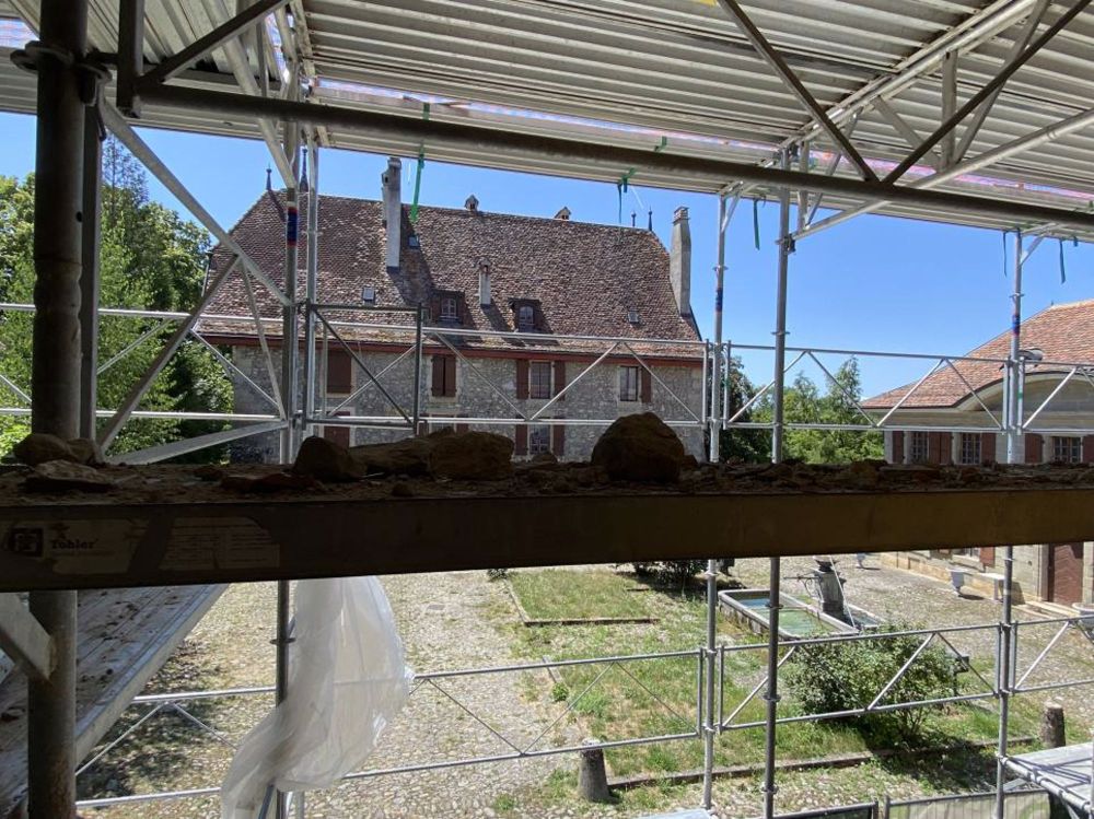 Vue sur la cour d'honneur du Domaine du Château de Mex. A moins de 6 km de Crissier - Plaisant « coup d'oeil » sur le Château & sa cour d'honneur.