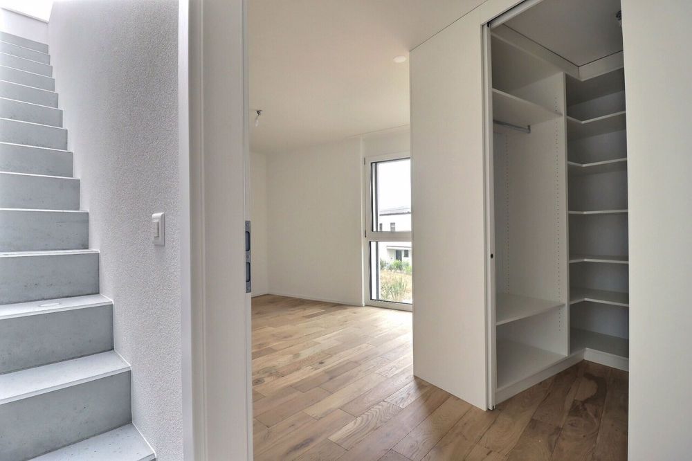 Bel appartement de 4.5 pièces Rooftop / 2 places de parc intérieures - Dressing avec portes coulissantes dans chambre parentale