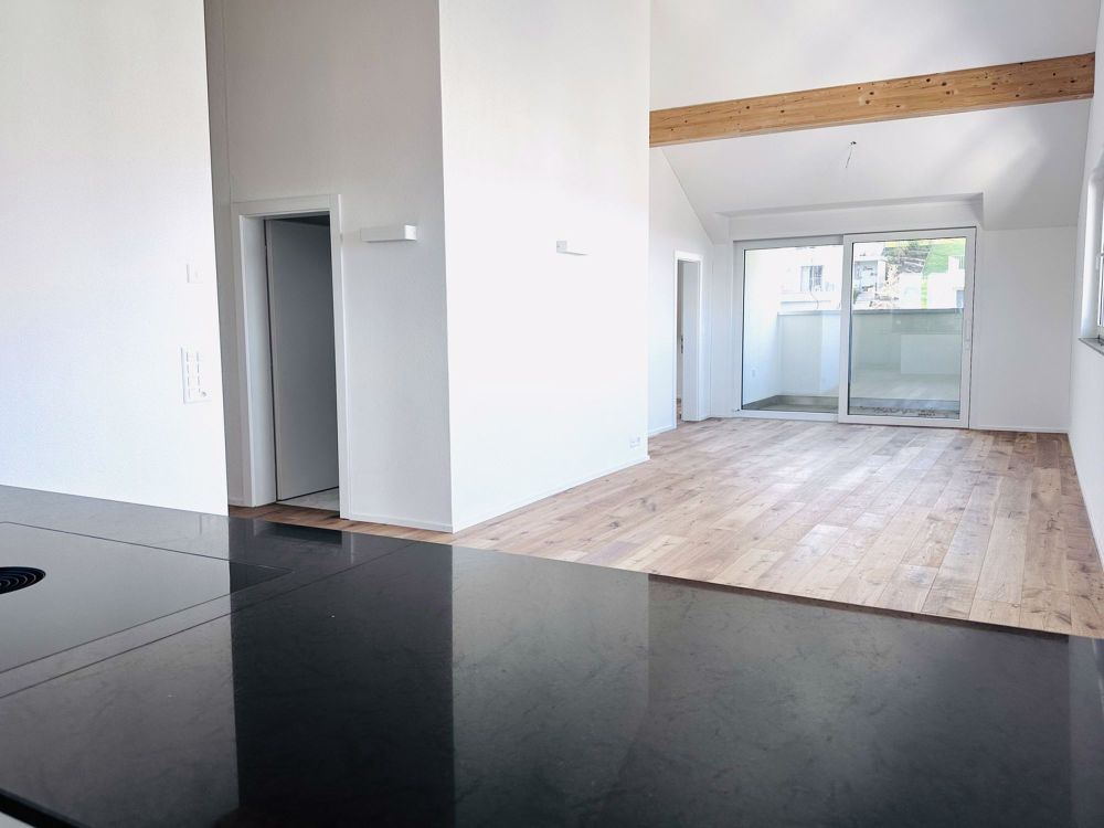 Einzigartige Gelegenheit: Stilvolle 4.5-Zimmer-Dachgeschosswohnung in Heiden AR - Wohnzimmer/Loggia