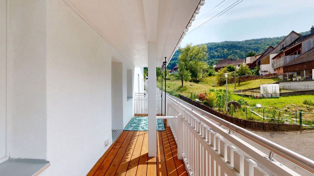 Moderne 3.5-Zimmer-Wohnung mit Balkon und Aussenparkplatz - Balkon