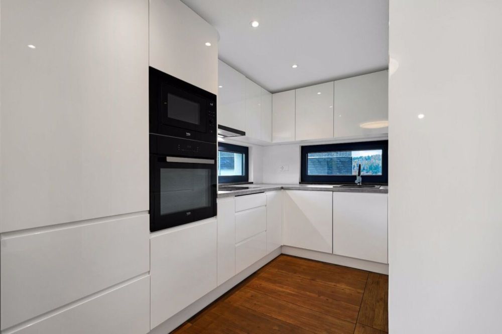 Neuwertiges Doppeleinfamilienhaus mit Einliegerwohnung und grossem Carport - Bild 6