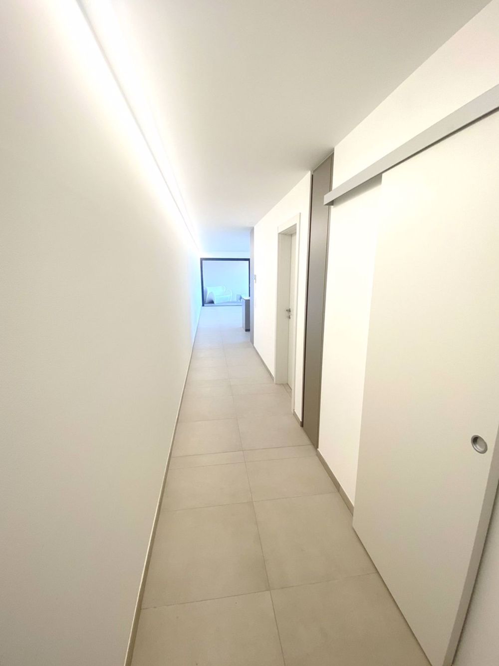 Neueste 2,5-Zimmer-Wohnung in mittlerem bis hohem Standard mit überdachter Terrasse - Bild 8