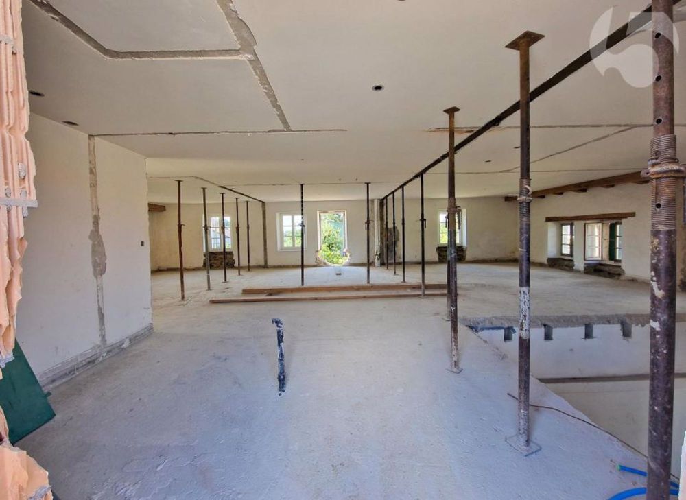 Villars-le-Terroir, Baustelle im Gange: Geräumiges 5,5-Zimmer-Apartment (anpassbar auf 4,5 Zimmer) mit 130 m2 und Südbalkon - Einheit B8 - Vue depuis future porte d'entrée. Toute la surface appartient à l'appartement B8. Ouverture dans le mur du fond pour portes-fenêtres et sortie balcon