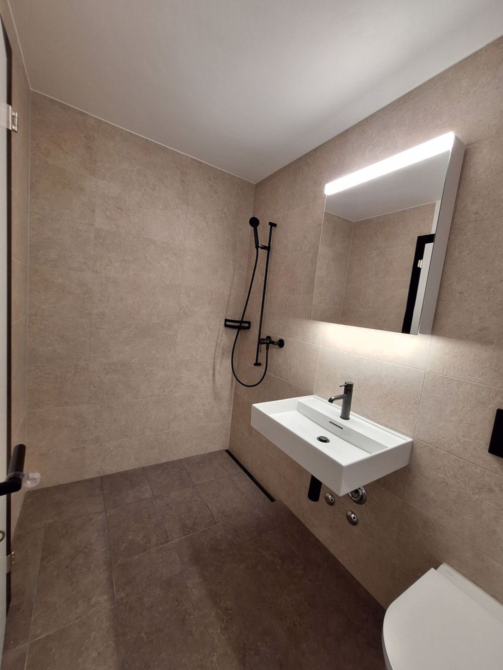 Moderne 3 Zi-Wohnung mit 19m2 Terrasse / Erstbezug nach Sanierung - Badezimmer
