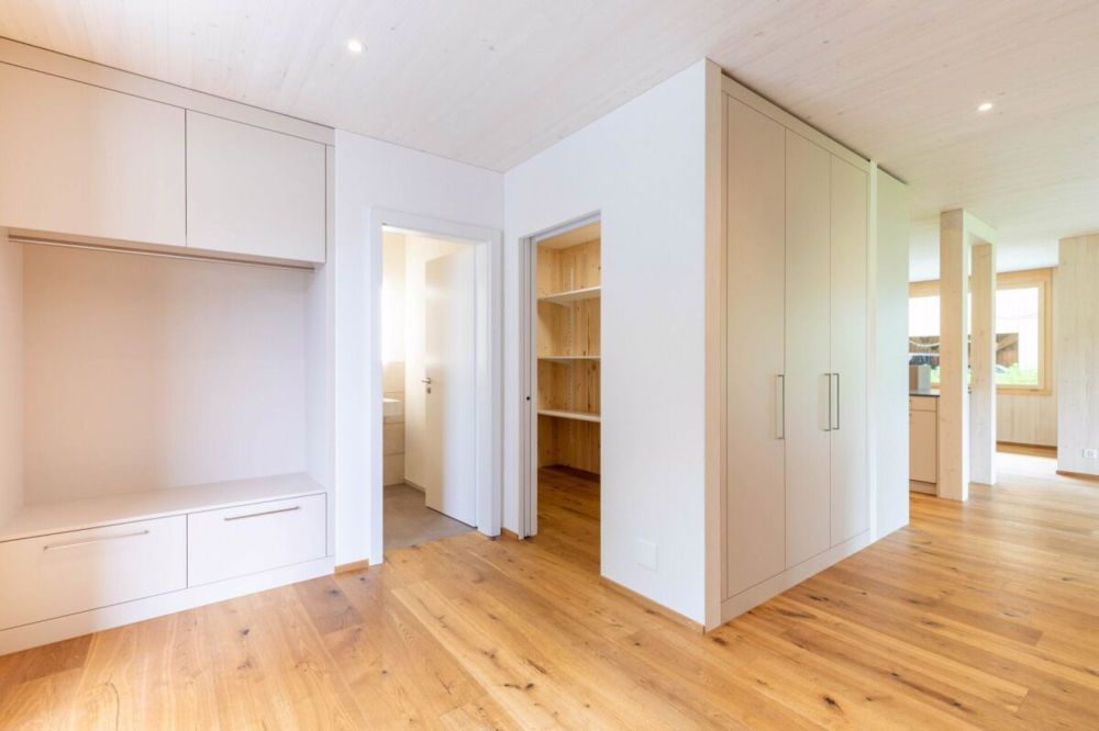 Natürlich Zuhause: Modernes Einfamilienhaus - Eingangsbereich mit Garderobe und Einbauschränken