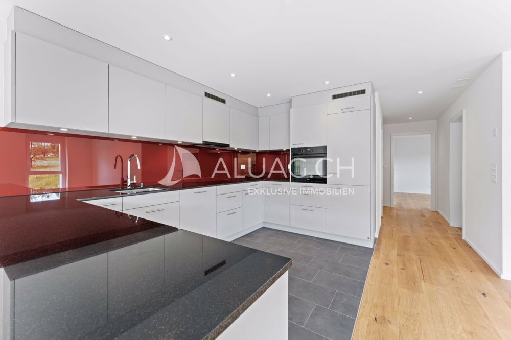 NEUE 4.5 ZIMMER MIT NATURANSCHLUSS - Offene, funktional durchdachte Küche mit viel Arbeitsfläche und Stauraum