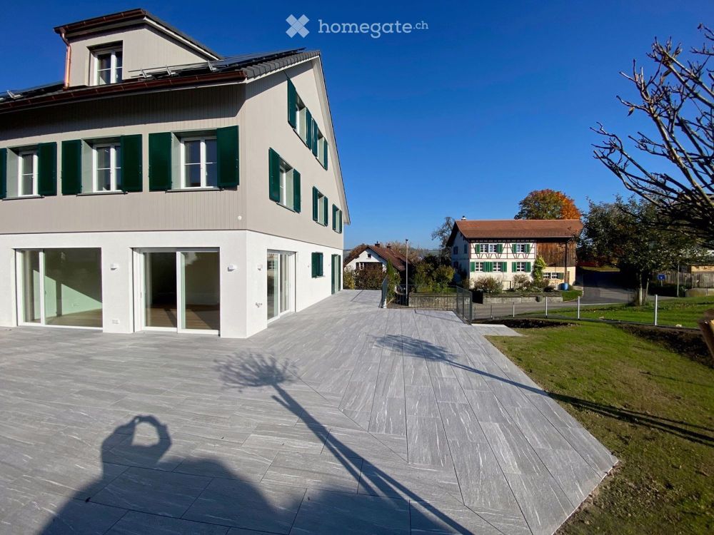 Neubau! Aussen Tradition - innen modern - an sehr sonniger Lage - Bild 1