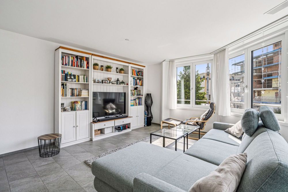 Neuwertige 3.5 Zimmer-Etagenwohnung mit eigenem Garten an zentraler Lage - Bild 4