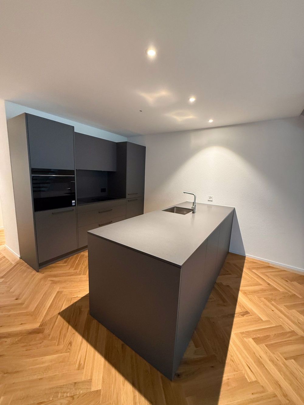 Neugebaute 4.5-Zimmer-Maisonettewohnung in ruhiger Lage in Blauen - Bild 1