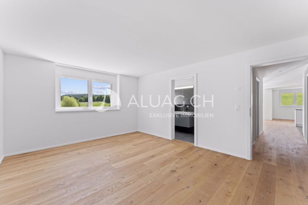 NEUBAUTRAUM 4.5 ZIMMER IM HERZEN DER NATUR - Geräumiges Schlafzimmer mit en suite Badezimmer