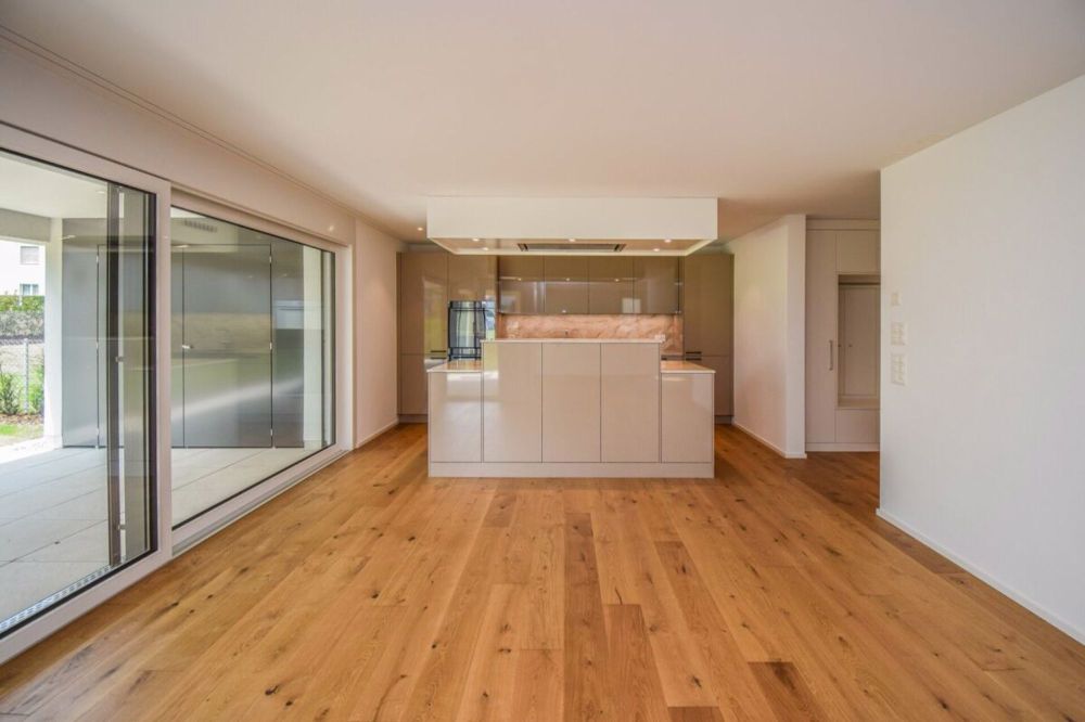 Moderne 4.5-Zimmer-Garten-Wohnung mit grosszügigem Umschwung - Essbereich mit Küche