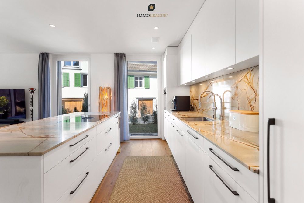 Moderne Eleganz trifft auf ländlichen Charme. - Diese exquisite Küche mit angrenzendem Reduit wird auch Sie begeistern.