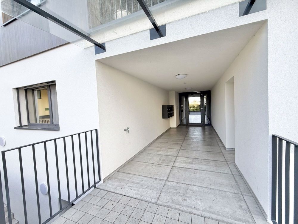Attique de 170 m² sous toit cathédrale avec galerie spectaculaire! - entrée de la PPE avec local à vélos