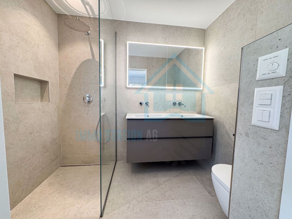 Erstvermietung: Exklusive moderne 4.5-Zimmer-Neubauwohnung in Seuzach - Masterzimmer mit en Suite Bad