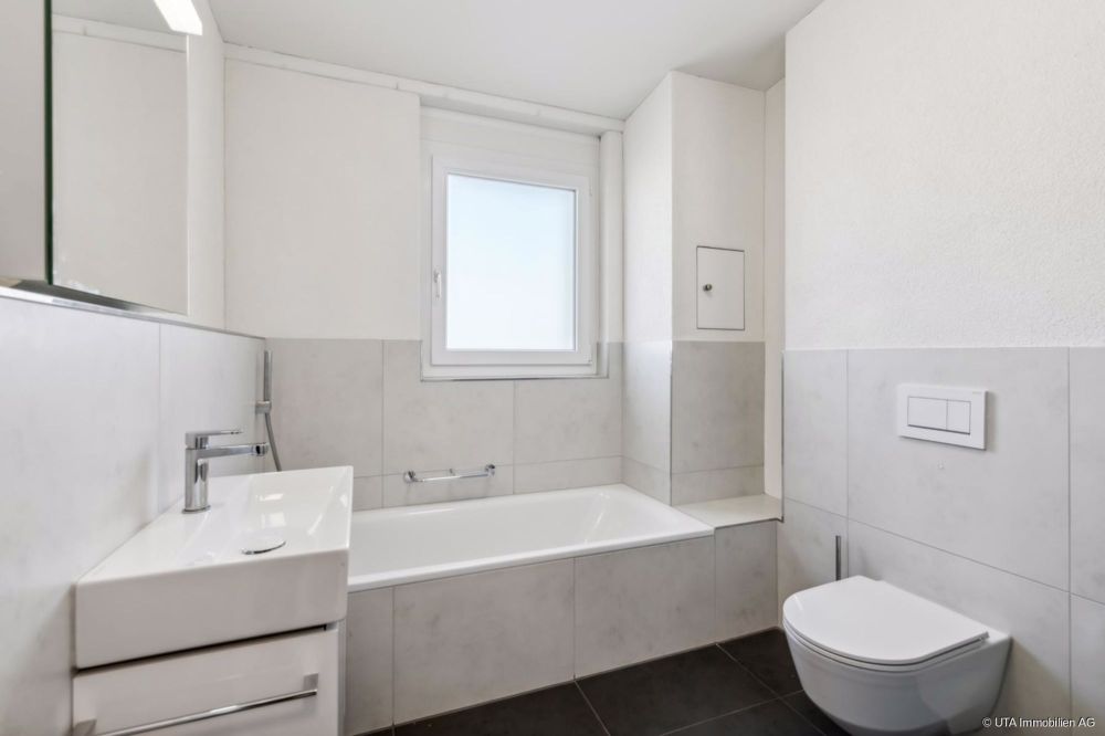 Exklusives Traumhaus im Grünen - Badezimmer mit Wanne & Dusche