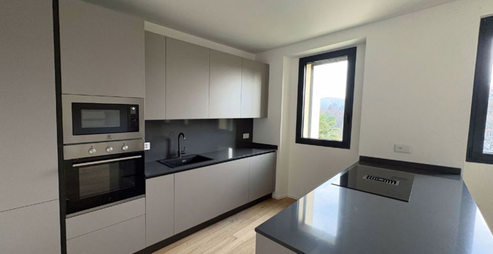 Moderno Appartamento di 3.5 Locali al Piano Terra con Vista Lago a Pura Comfort in Posizione Tranquilla - Image 2