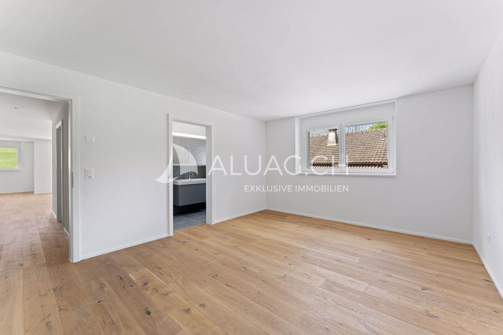ATTRAKTIVE 4.5 ZIMMER IM JURAPARADIES - Geräumiges Schlafzimmer mit en suite Badezimmer