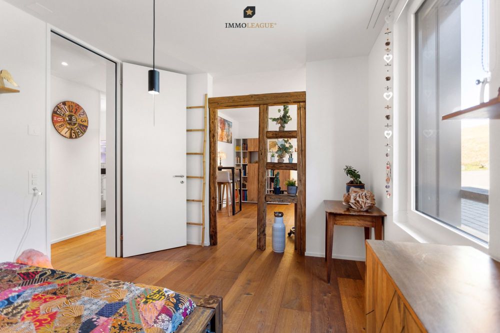 Moderne Eleganz trifft auf ländlichen Charme. - Lichtdurchflutete Zimmer mit raumhohen Türen.