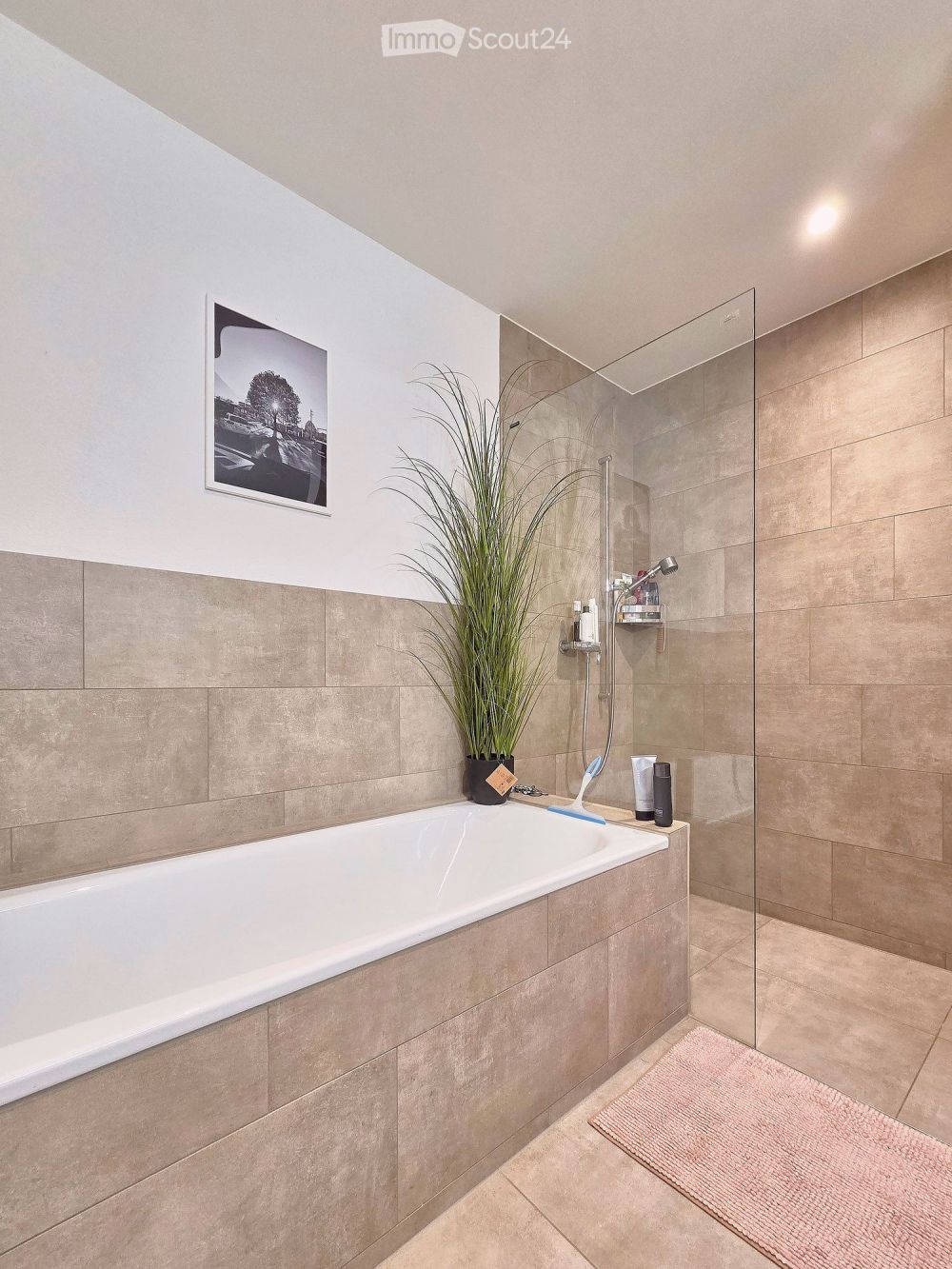 Neubauwohnung in totalsaniertem Bijou - Bild 3