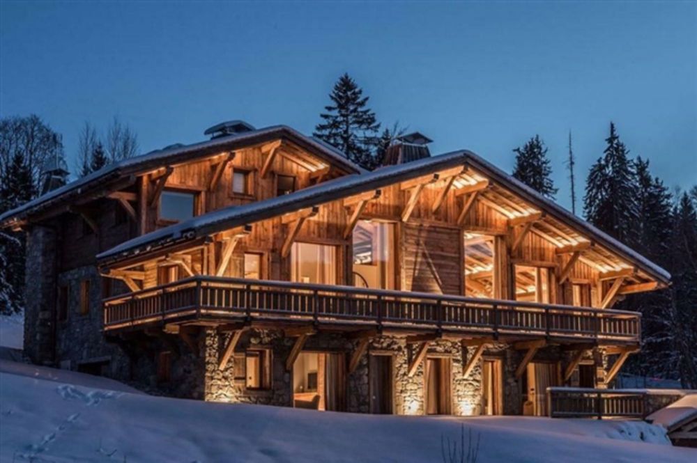 Luxuriöses Chalet mit Hausautomation, Spa, Ankleidezimmern und großer Garage im Untergeschoss mit mehr als 472 m2 Wohnfläche - Bild 2