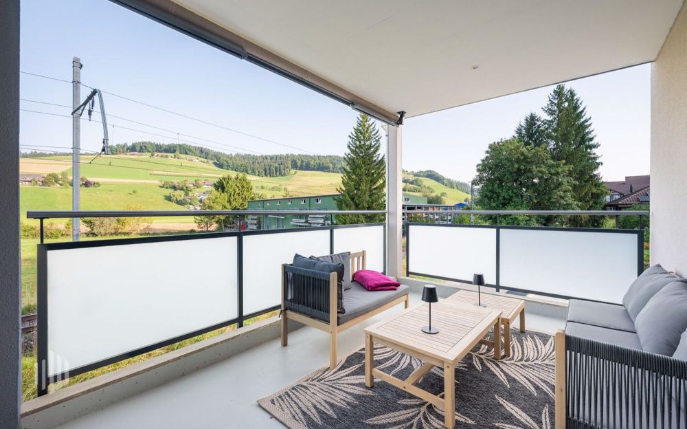 ImmoWyss - Wohlfühlen leicht gemacht helle Wohnung in Walkringen - Grosszügiger Balkon mit Blick ins Grüne